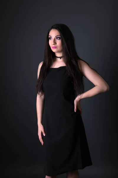 灰色の背景に分離された若いアラビア語女性 — ストック写真