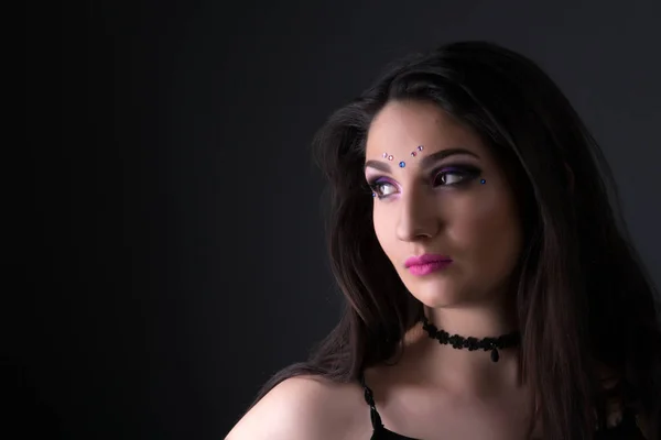 Junge Arabische Frau Isoliert Auf Grauem Hintergrund — Stockfoto