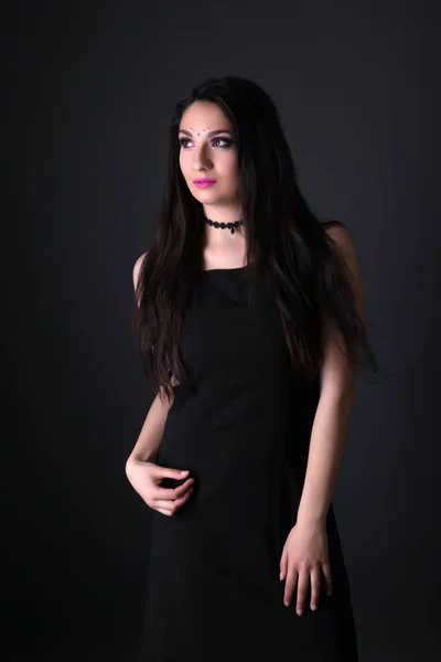 Jonge Arabische Vrouw Geïsoleerd Een Grijze Achtergrond — Stockfoto