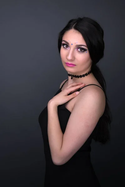 顔を閉じます 灰色の背景に分離された セクシーなドレスで 若いアラビア語女性 — ストック写真