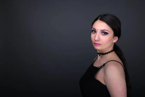 Närbild Ansiktet Unga Arabiska Kvinnan Sexiga Klänning Isolerade Grå Bakgrund — Stockfoto