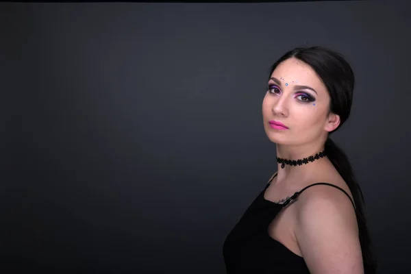 Nahaufnahme Junge Arabische Frau Sexy Kleid Isoliert Auf Grauem Hintergrund — Stockfoto