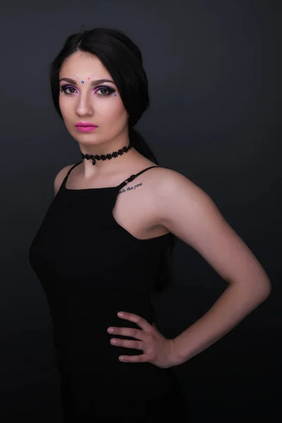 Zblízka Obličej Arabská Dívka Sexy Šatech Izolované Šedém Pozadí — Stock fotografie