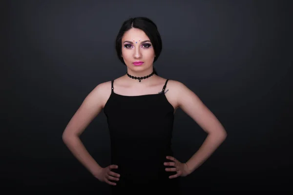 Close Van Gezicht Jonge Arabische Vrouw Sexy Jurk Geïsoleerd Een — Stockfoto