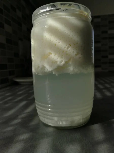 Ποτήρι Γάλα Και Παγωτό Ξύλινο Τραπέζι — Φωτογραφία Αρχείου