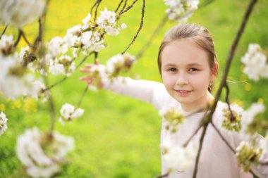 Yazın açık havada küçük bir kızın portresi.