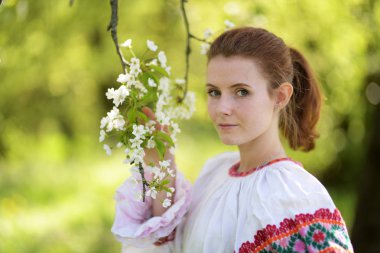 Slovakça folklor giysili güzel kız. 
