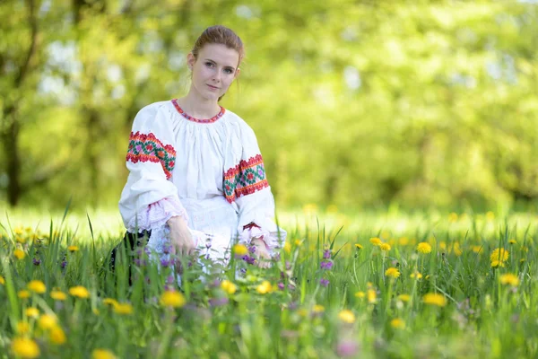 Krásná Dívka Šatech Slovenského Folkloru — Stock fotografie