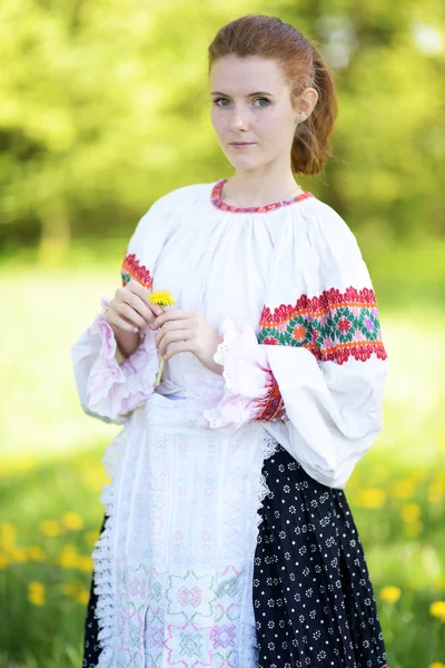 Menina Bonita Eslovaco Vestido Folclore — Fotografia de Stock