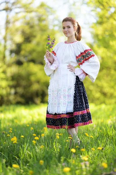 Vacker Flicka Slovakiska Folklore Klänning — Stockfoto