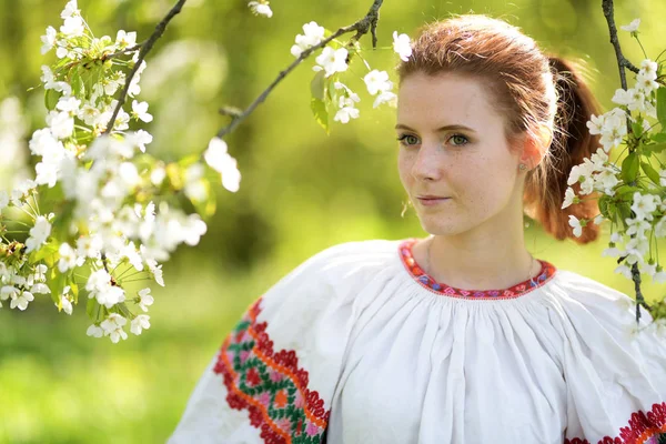 スロバキア民話ドレスで美しい少女 — ストック写真