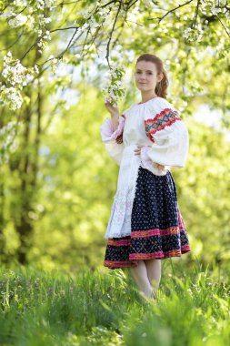 Slovakça folklor giysili güzel kız. 