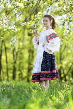 Slovakça folklor giysili güzel kız. 