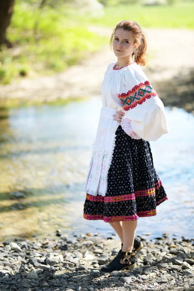 Vacker Flicka Slovakiska Folklore Klänning — Stockfoto