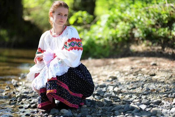 Hermosa Chica Vestido Folklore Eslovaco — Foto de Stock