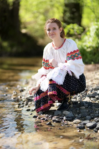 Vacker Flicka Slovakiska Folklore Klänning — Stockfoto