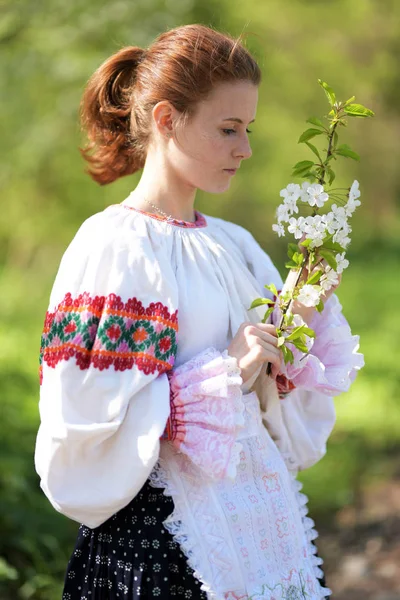 Vacker Flicka Slovakiska Folklore Klänning — Stockfoto