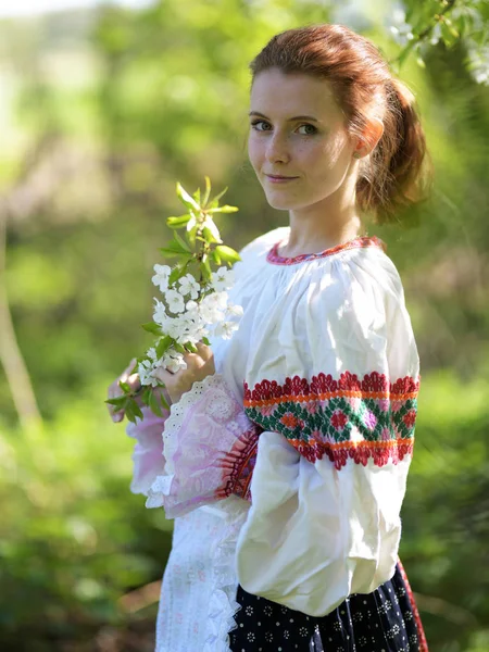 Vacker Flicka Slovakiska Folklore Klänning — Stockfoto