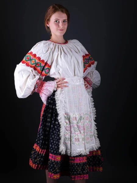 Jovem Bela Mulher Eslovaca Vestido Tradicional Folclore Eslovaco — Fotografia de Stock