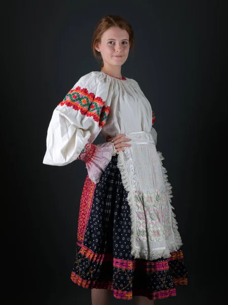 Młoda Piękna Słowianka Tradycyjnej Sukience Słowacki Folklor — Zdjęcie stockowe