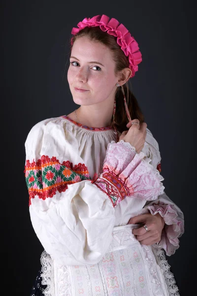 Jovem Bela Mulher Eslovaca Vestido Tradicional Folclore Eslovaco — Fotografia de Stock