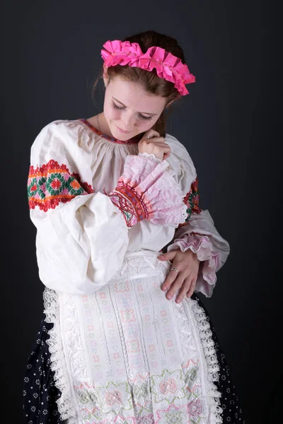 Fiatal Gyönyörű Szlovák Hagyományos Ruhában Szlovák Folklór — Stock Fotó