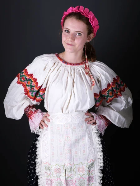 穿着传统服装的年轻漂亮的Slovak女人 斯洛伐克民间文学 — 图库照片