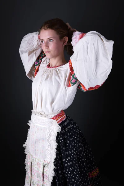 Ung Vacker Slogan Kvinna Traditionell Klänning Slovakiska Folklore — Stockfoto