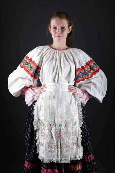 Jovem Bela Mulher Eslovaca Vestido Tradicional Folclore Eslovaco — Fotografia de Stock