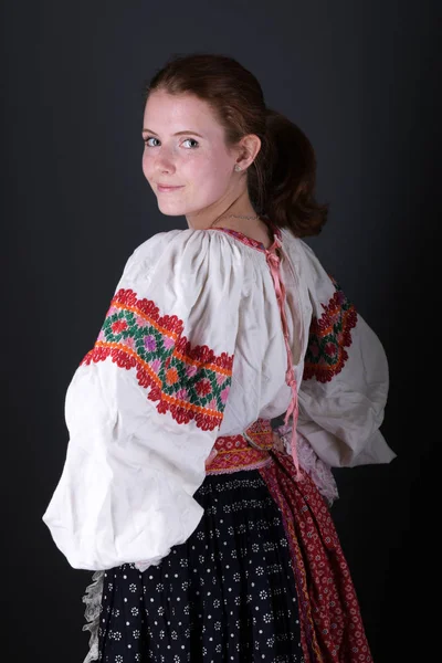 Jovem Bela Mulher Eslovaca Vestido Tradicional Folclore Eslovaco — Fotografia de Stock