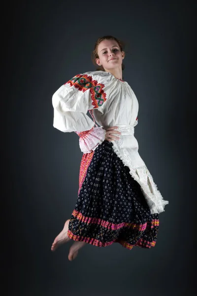 Ung Vacker Slogan Kvinna Traditionell Klänning Slovakiska Folklore — Stockfoto