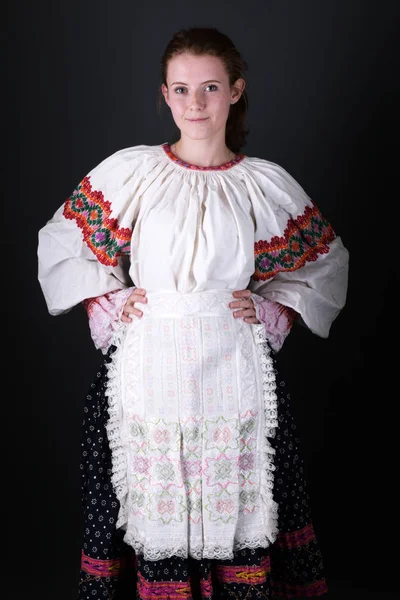 Fiatal Gyönyörű Szlovák Hagyományos Ruhában Szlovák Folklór — Stock Fotó