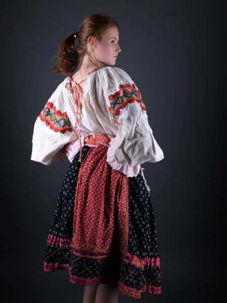 Ung Vacker Slogan Kvinna Traditionell Klänning Slovakiska Folklore — Stockfoto