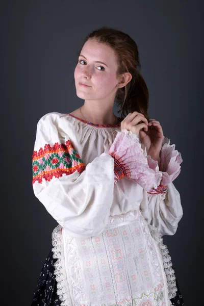 Ung Vacker Slogan Kvinna Traditionell Klänning Slovakiska Folklore — Stockfoto