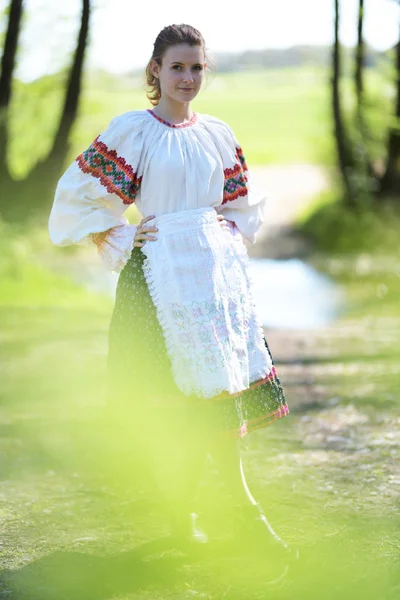 穿着传统服装的年轻漂亮的Slovak女人 斯洛伐克民间文学 — 图库照片