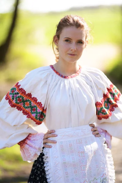 穿着传统服装的年轻漂亮的Slovak女人 斯洛伐克民间文学 — 图库照片