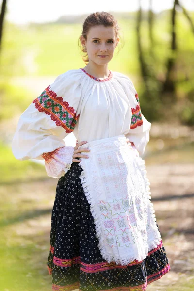 穿着传统服装的年轻漂亮的Slovak女人 斯洛伐克民间文学 — 图库照片