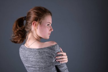 seksi genç kadın Studio스튜디오에서 섹시 한 젊은 여자