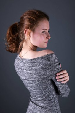 seksi genç kadın Studio스튜디오에서 섹시 한 젊은 여자