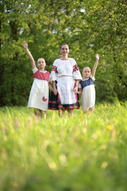 Geleneksel Slovak kıyafetleriyle poz veren genç bir aile