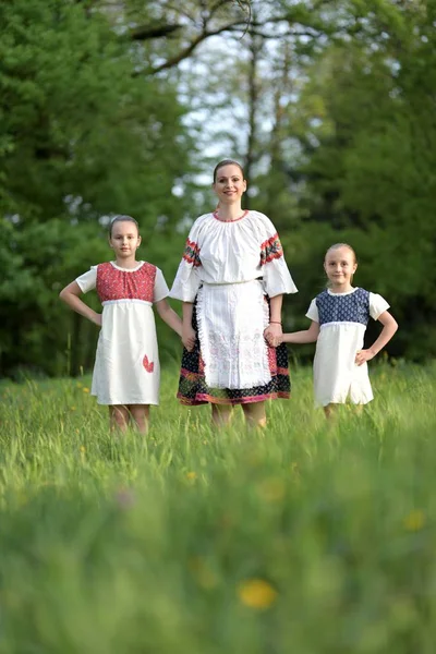Young Family Posing Traditional Slovakian Costumes Outdoors — 图库照片
