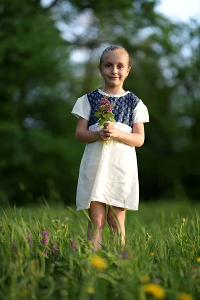 Outdoor Portrait Beautiful Girl Flowers — Stok fotoğraf