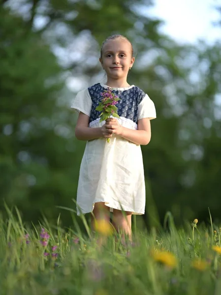 Outdoor Portrait Beautiful Girl Flowers — Zdjęcie stockowe
