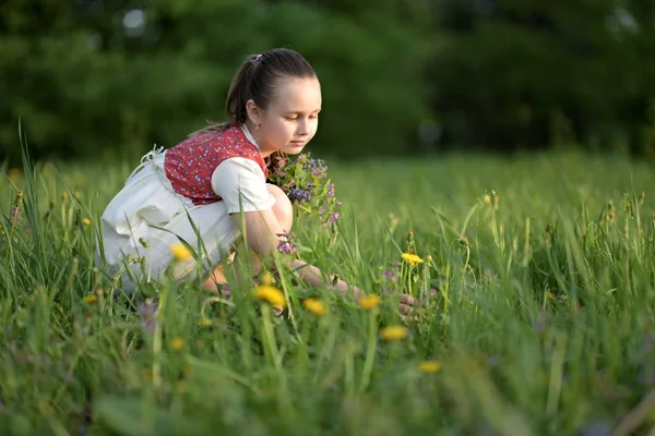 Outdoor Portrait Beautiful Girl Flowers — Foto Stock