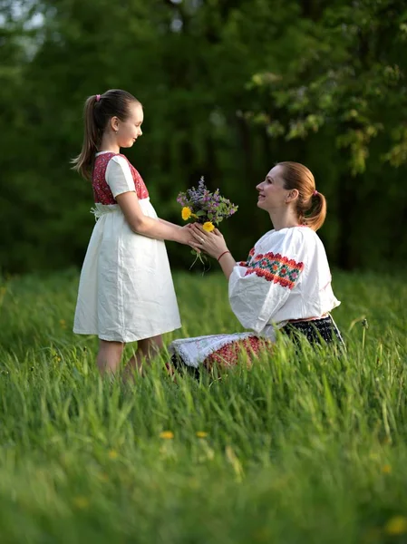 Madre Hija Posando Trajes Tradicionales Eslovacos Aire Libre — Foto de Stock