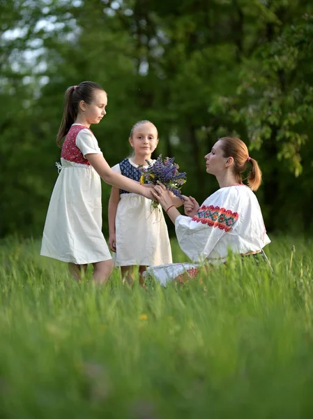 Jovem Família Posando Trajes Tradicionais Eslovacos Livre — Fotografia de Stock