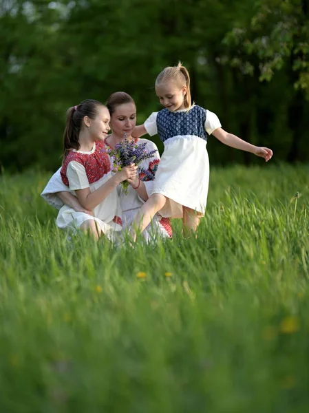 Junge Familie Posiert Traditionellen Slowakischen Trachten Freien — Stockfoto