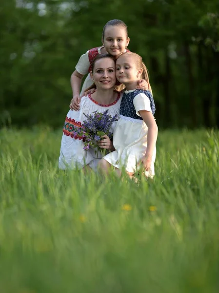 Mladá Rodina Pózuje Tradičních Slovenských Kostýmech Venku — Stock fotografie