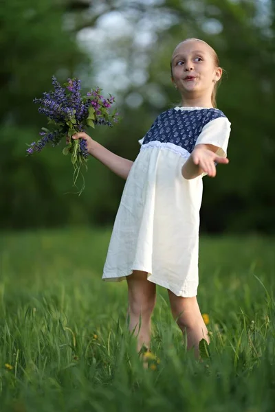 Outdoor Portrait Cute Girl Flowers — Stockfoto