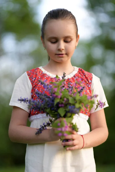 Outdoor Portret Van Mooi Meisje Met Bloemen — Stockfoto